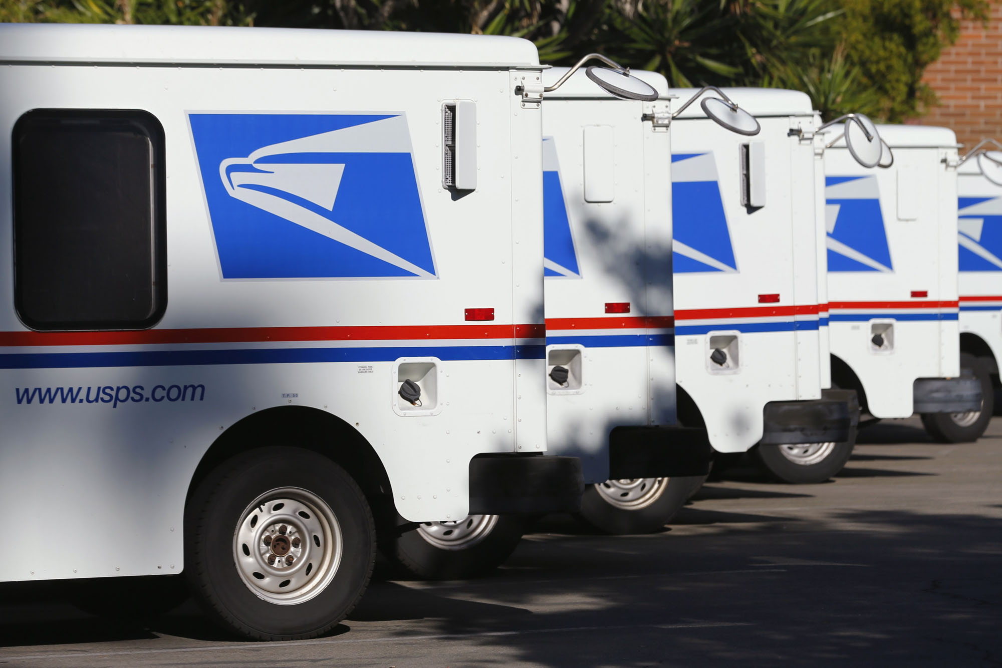 U.S. postal service trucks sit parked at the post office in Del Mar, California November 13, 2013. REUTERS/Mike Blake (UNITED STATES - Tags: TRANSPORT SOCIETY)